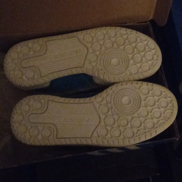 Forums gym shoes size 4y - Picture 6 of 6